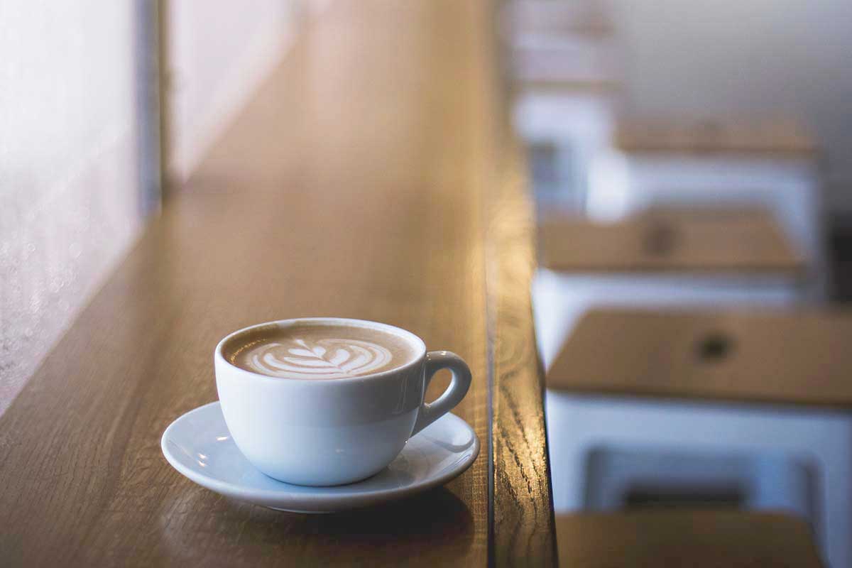 Imagen de taza de cafe en cafeteria